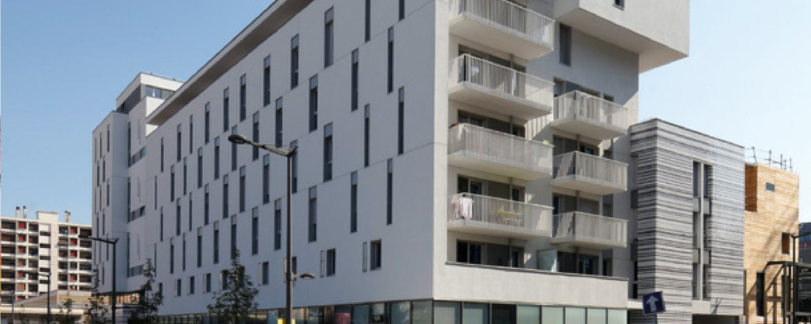 Plaque de ciment sur la façade d'un immeuble
