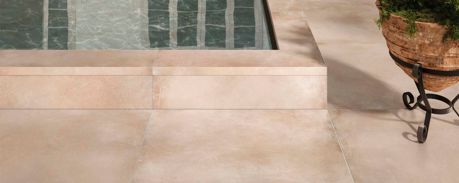 Carrelage effet pierre naturelle installé en extérieur