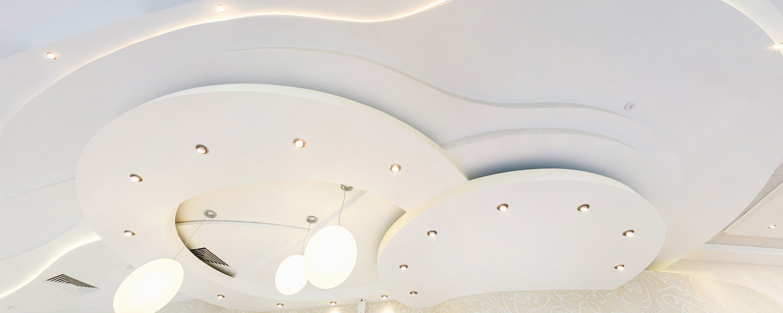 spots dans un faux plafond
