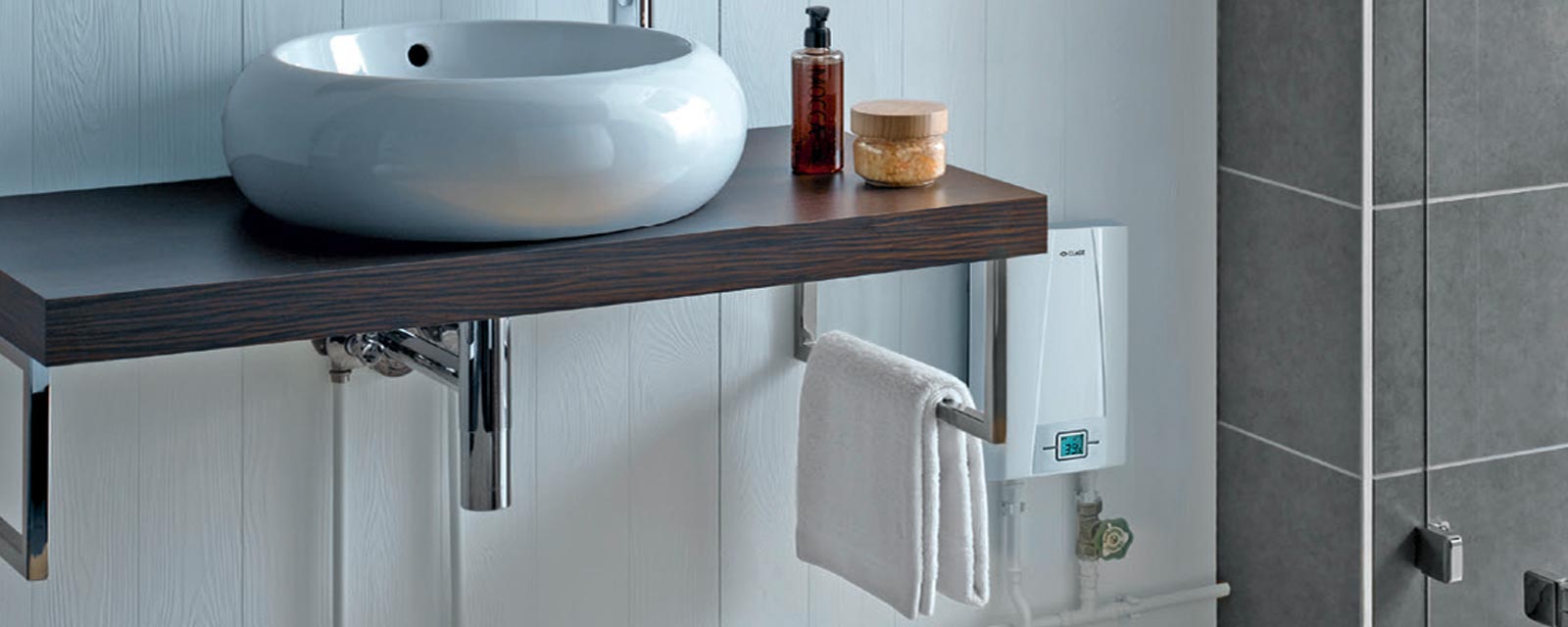 Petit chauffe-eau installé dans la salle de bains