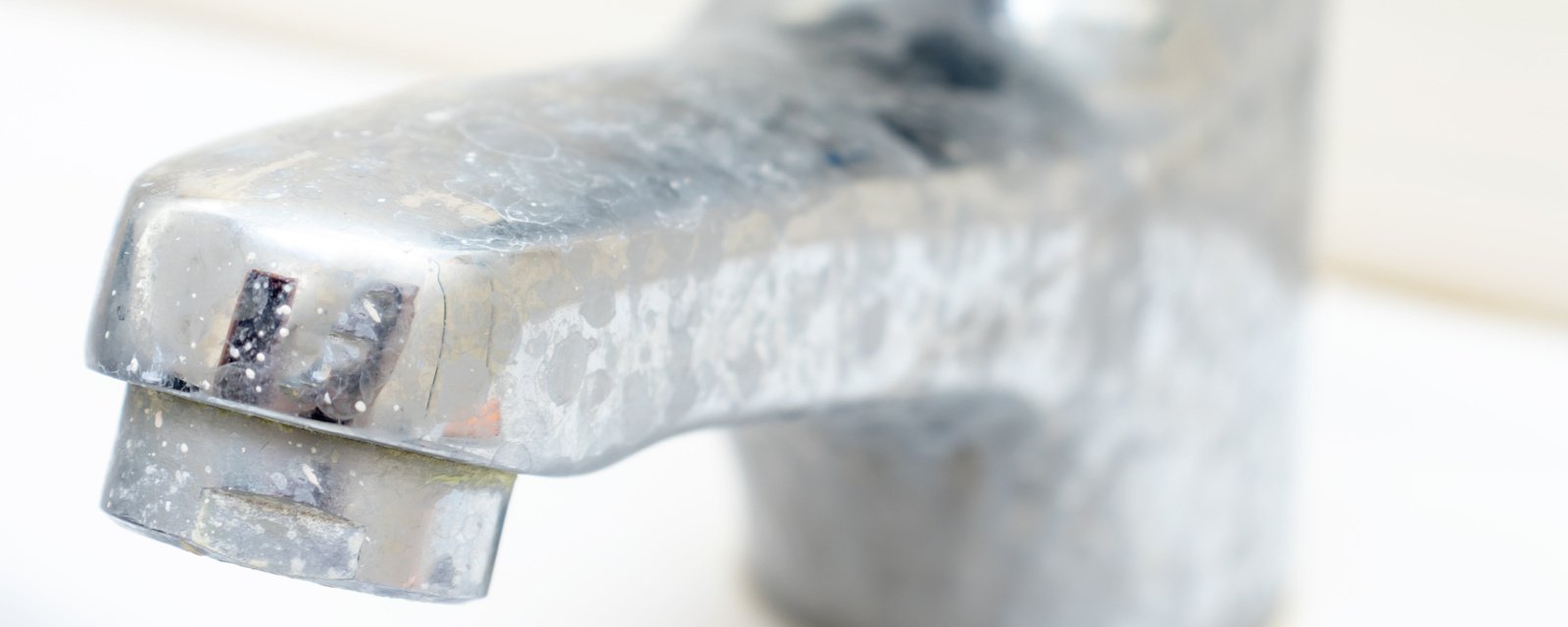 traces de calcaire sur un robinet
