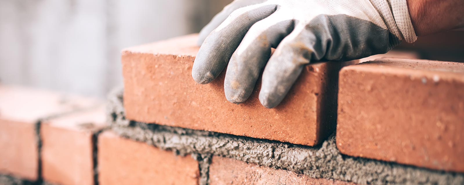 Un professionnel utilisant des briques pour la construction d'une maison