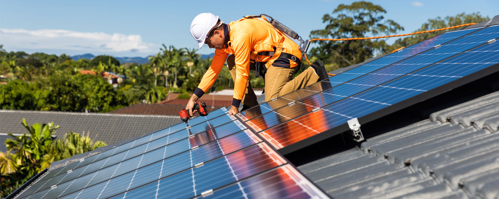 Professionnel installant un panneau solaire