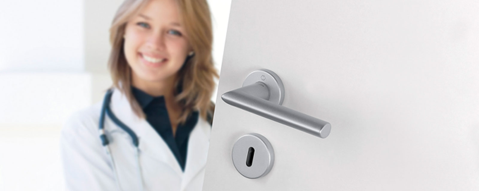 au premier plan nous avons une poignée de porte et au second plan nous avons une médecin