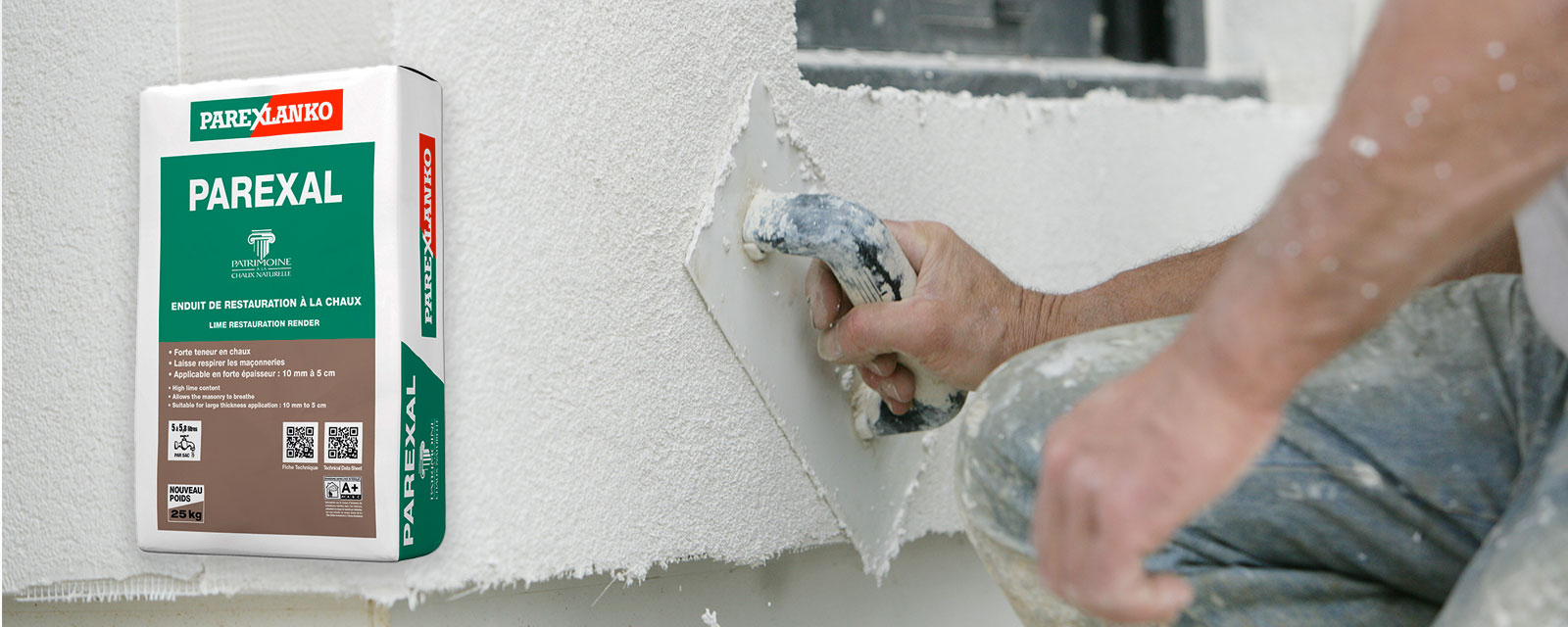 Professionnel appliquant de l'enduit sur une façade
