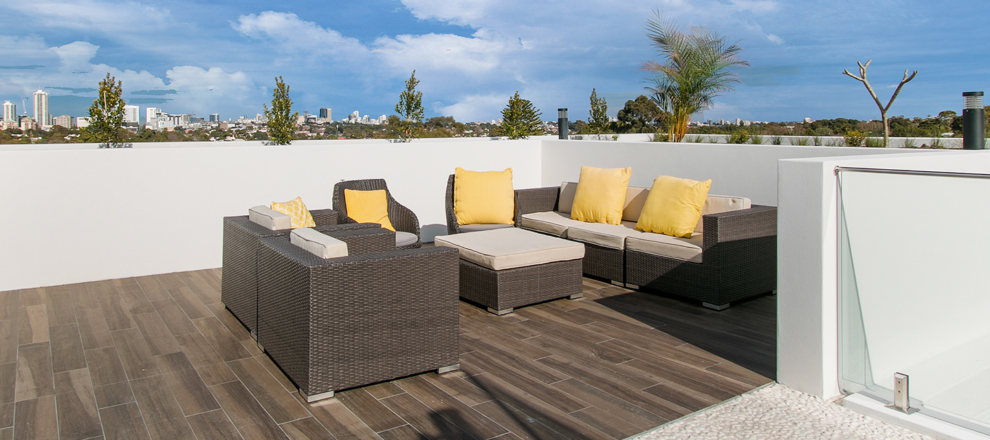 toit-terrasse avec salon d'extérieur