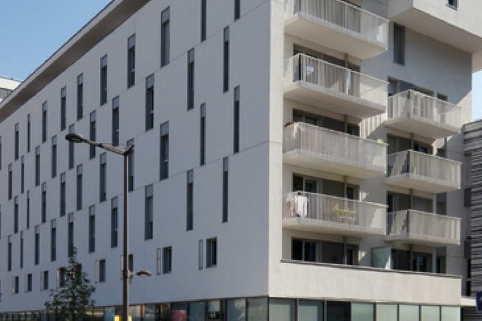 Plaque de ciment sur la façade d'un immeuble
