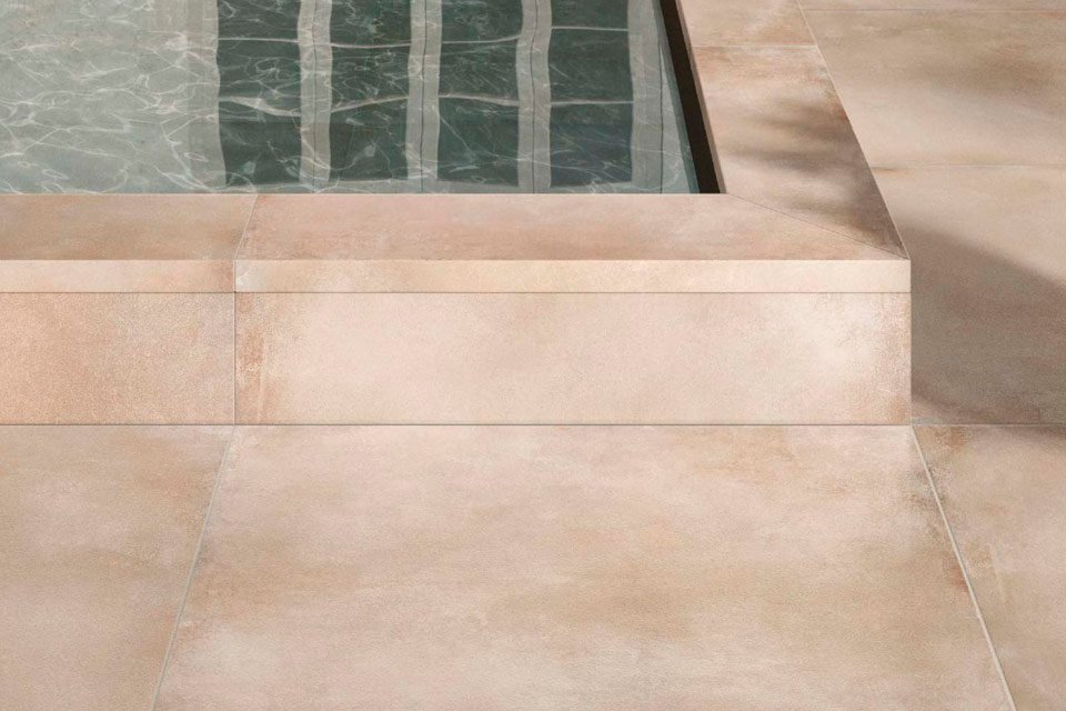 Carrelage effet pierre naturelle installé en extérieur
