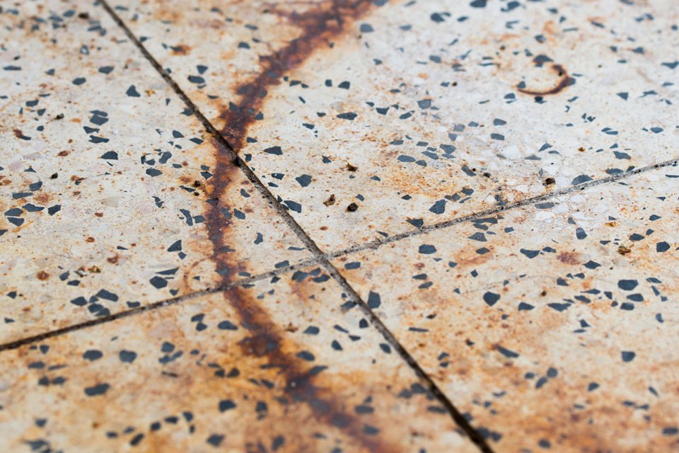 rouille sur du carrelage