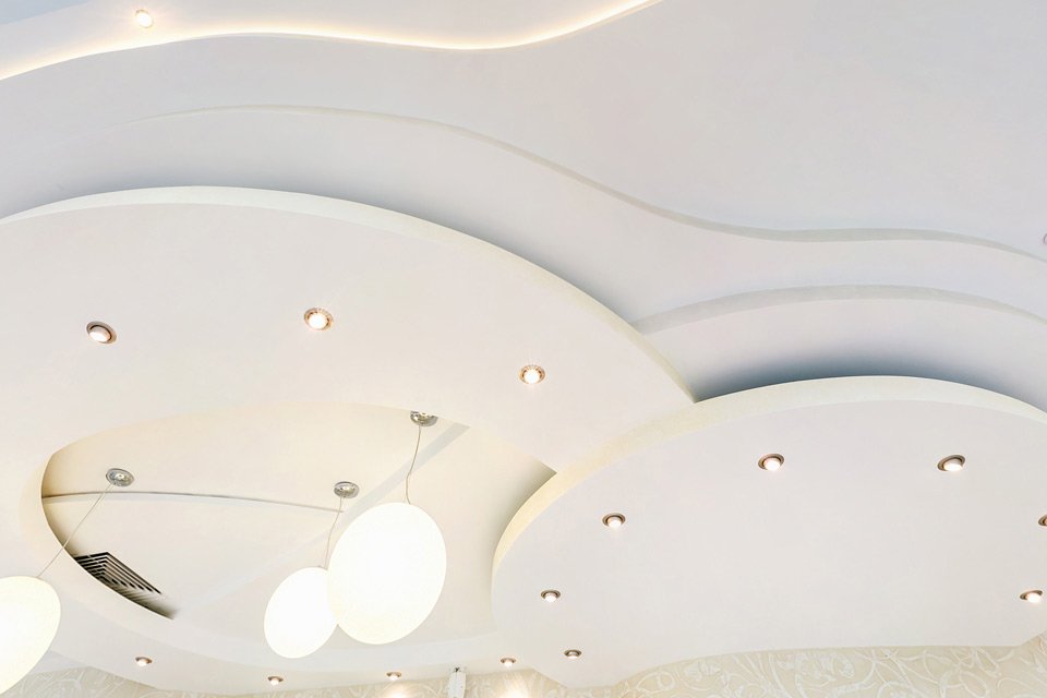spots dans un faux plafond