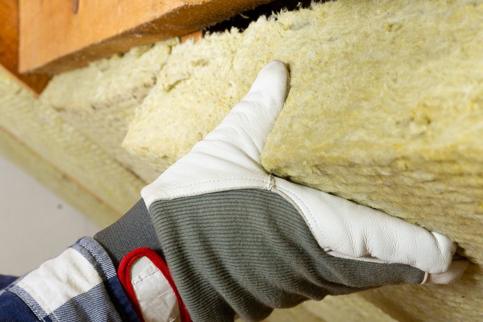 Un plaquiste qui pose la mousse pour l'isolation du plafond