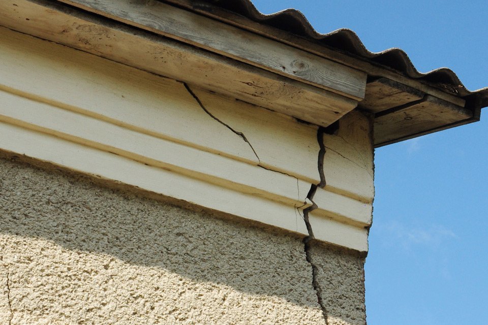 fissure dans un mur extérieur