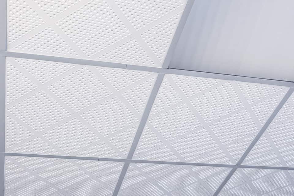 faux plafond avec une dalle ouverte