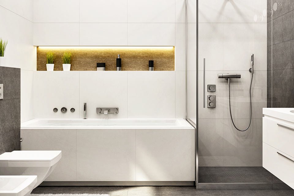 Belle douche à l'italienne dans une salle de bains lumineuse