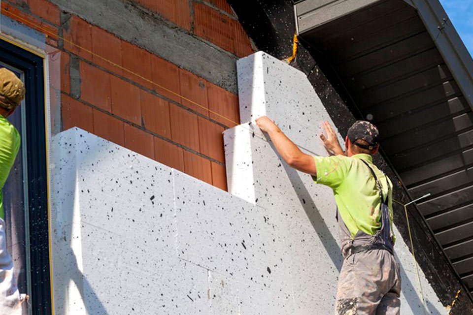 Isolation par l'extérieur avec pose d'un polystyrène expansé