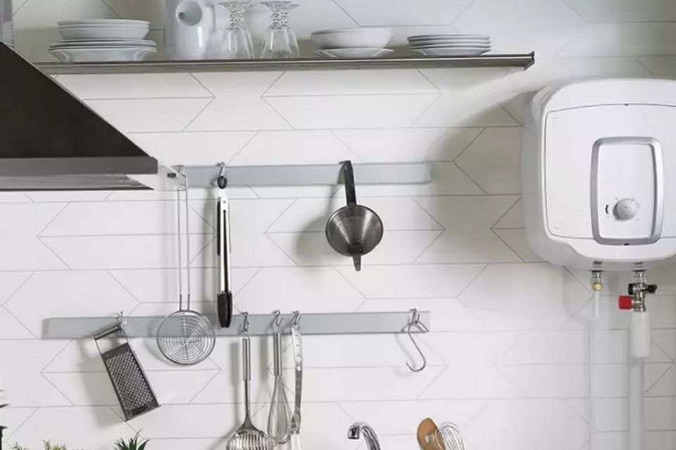 mini chauffe-eau mural Odéo installé dans la cuisine