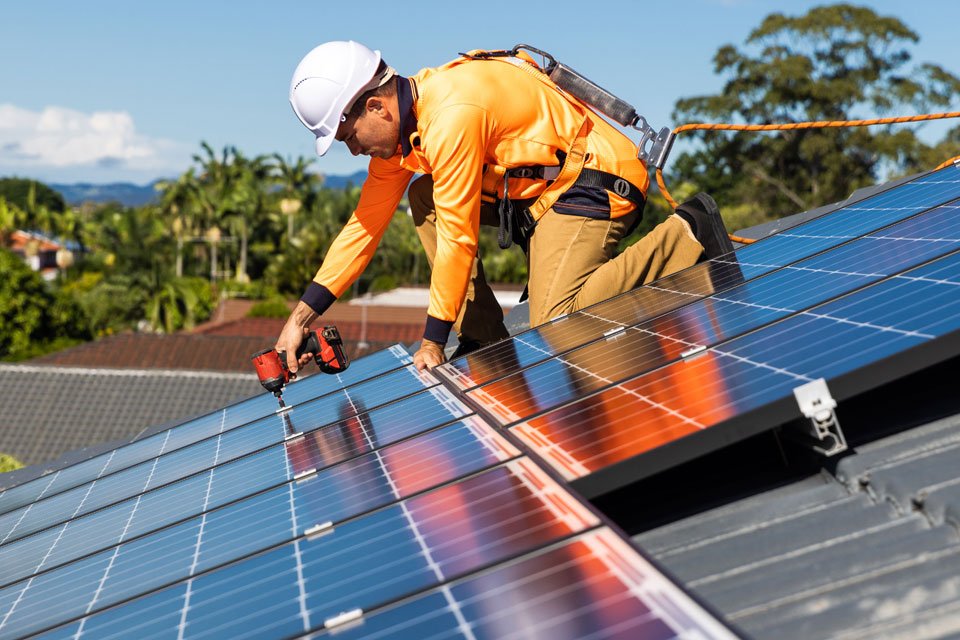 Professionnel installant un panneau solaire