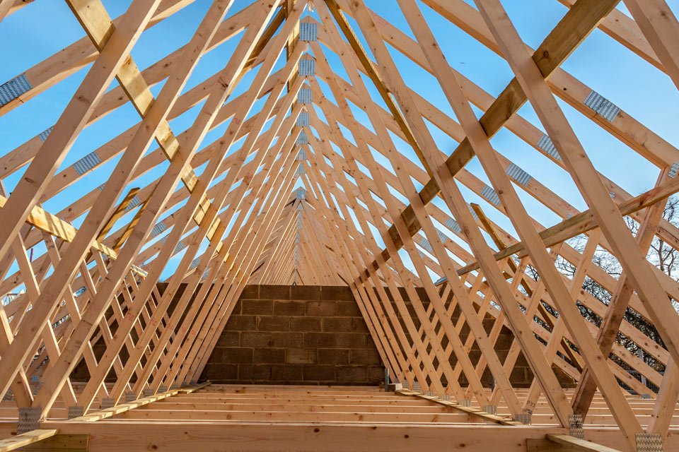 charpente en bois en construction