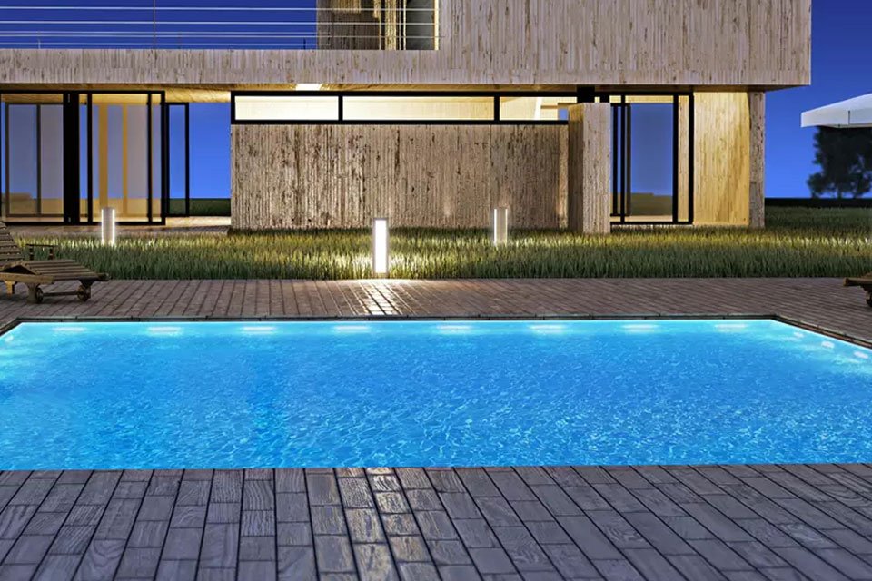 Piscine extérieure dans une ambiance nocturne