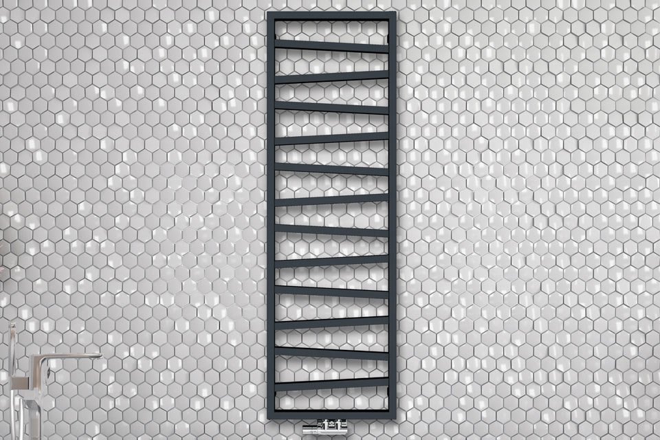 sèche-serviettes accroché au mur