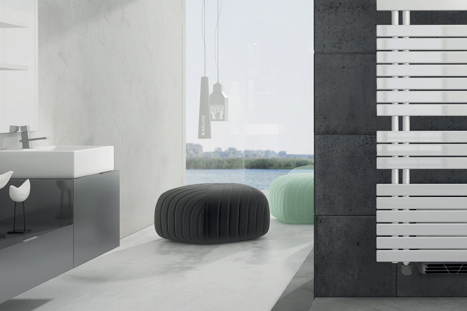 Radiateur sèche-serviettes installé sur le mur d'une salle de bains design