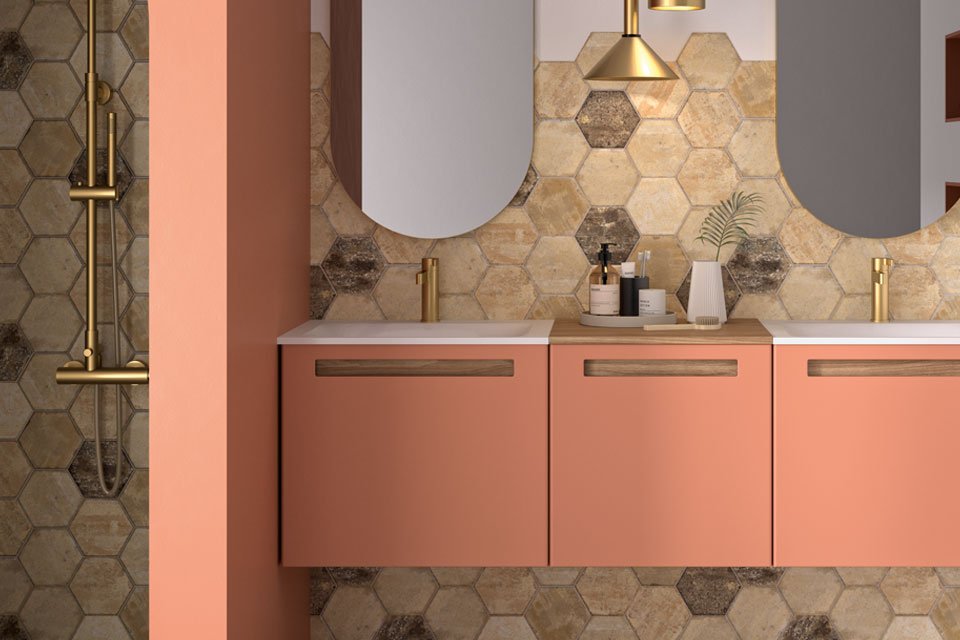 Couleur terracotta dans la salle de bains