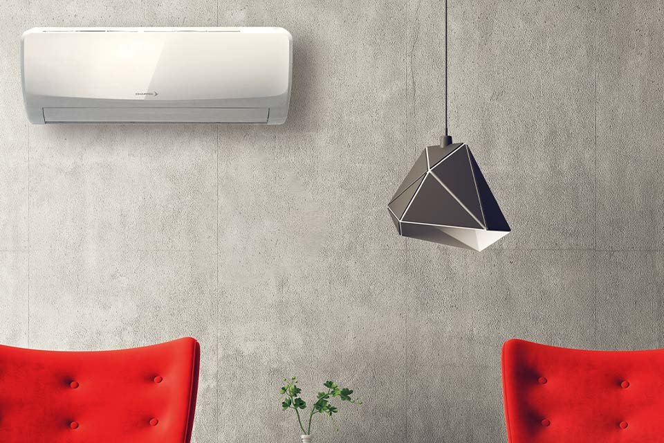 Unité de climatisation murale installée dans le salon