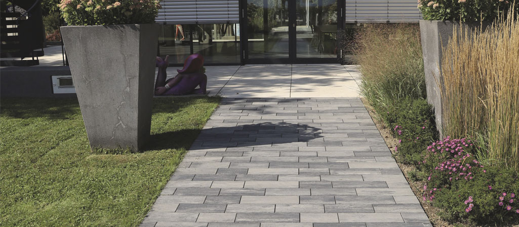 Choisir des dalles extérieures pour votre terrasse, votre allée de garage ou vos bords de piscine