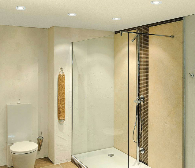 Luminaires encastrés dans une salle de bains