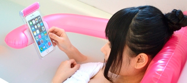 coussin pour smartphone dans la baignoire