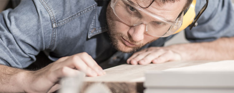 artisan utilisant des lunettes pour la découpe