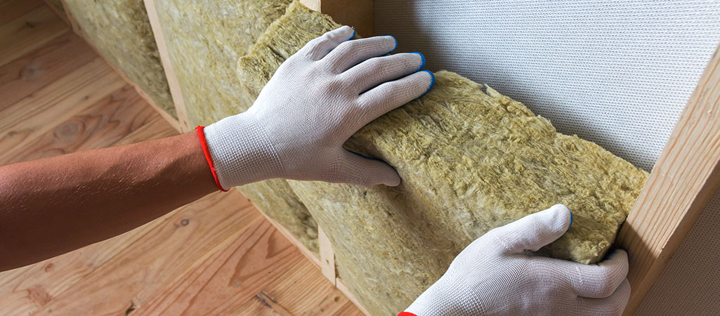 Professionnel installant de l'isolant dans les murs