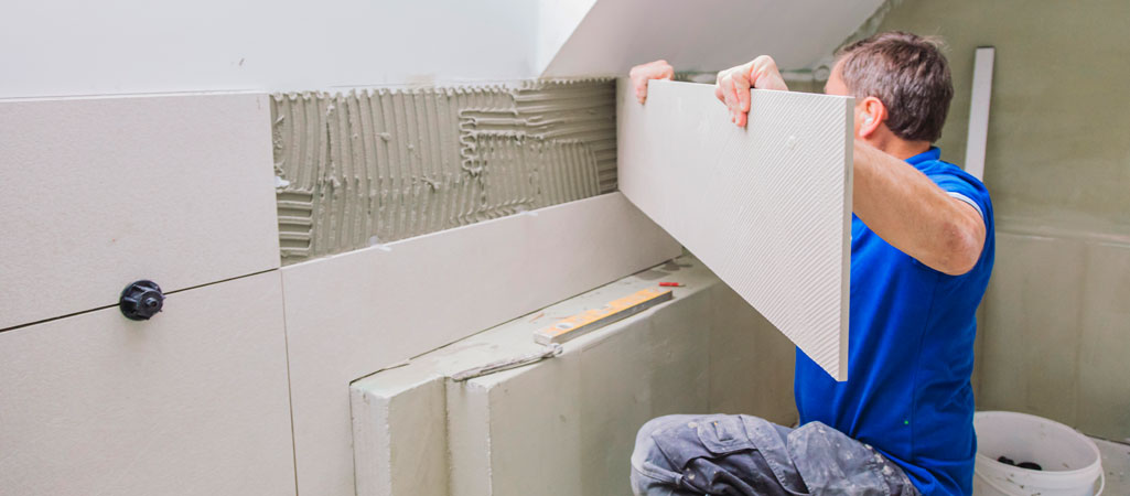 Professionnel effectuant la pose du carrelage