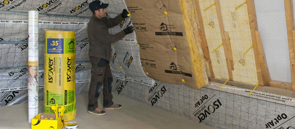 Professionnel effectuant la pose de la laine de verre