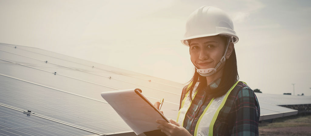 jeune femme travaillant sur le fonctionnement des panneaux solaires