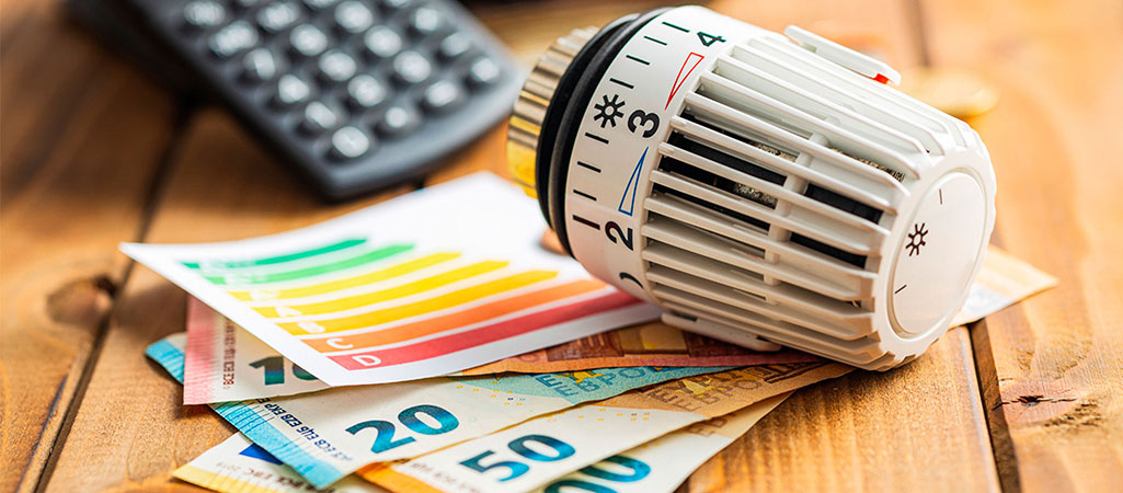 robinet thermostat posé sur des billets de banque