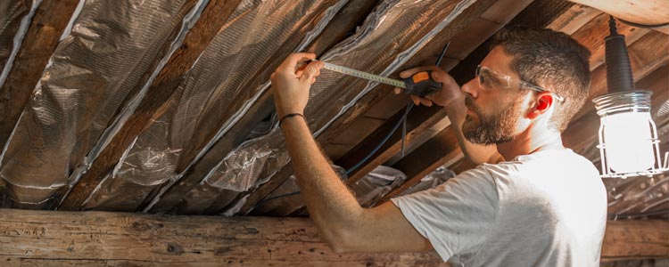 Artisan travaillant sur la rénovation d'une toiture