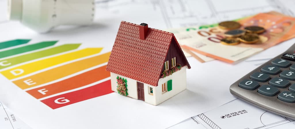 maquette d'une maison avec une frise énergétique