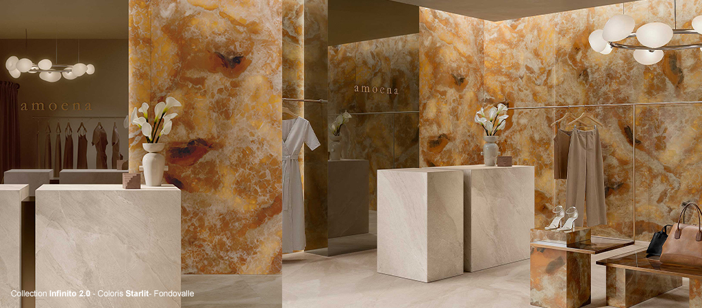 Aménagement de boutique de luxe avec revêtement mural en grès cérame effet onyx Starlit, collection Infinito 2.0 de Fondovalle.